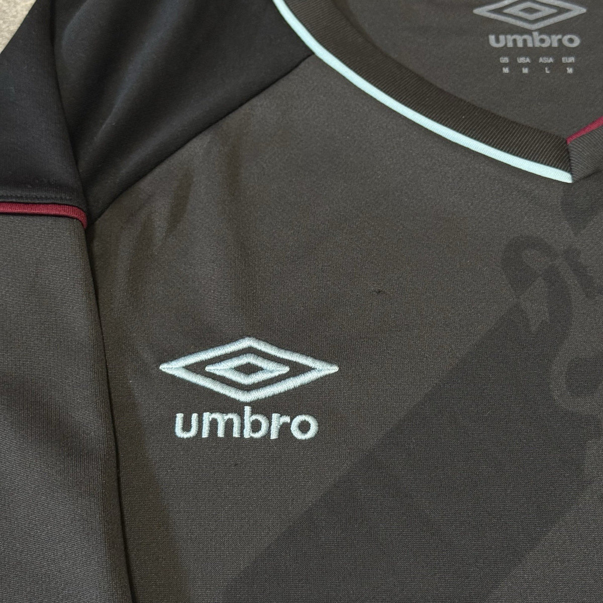 Burnley Away Football Shirt 2020/21 Men’s Medium Umbro