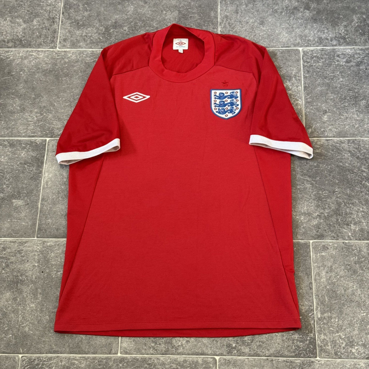 England 2010-11 Away Shirt Adults Medium Umbro