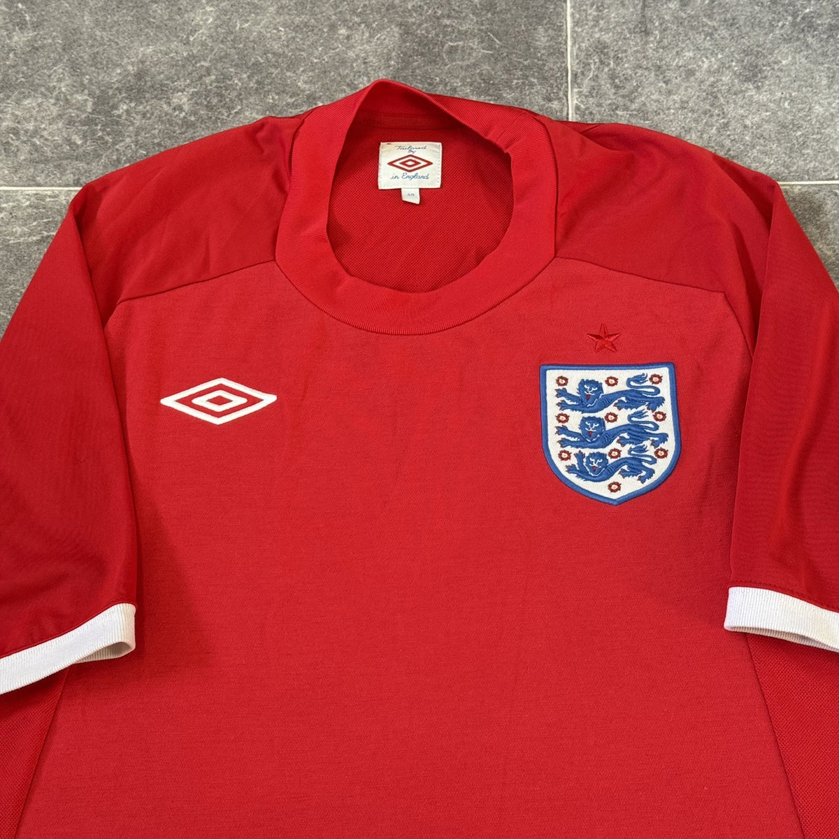 England 2010-11 Away Shirt Adults Medium Umbro