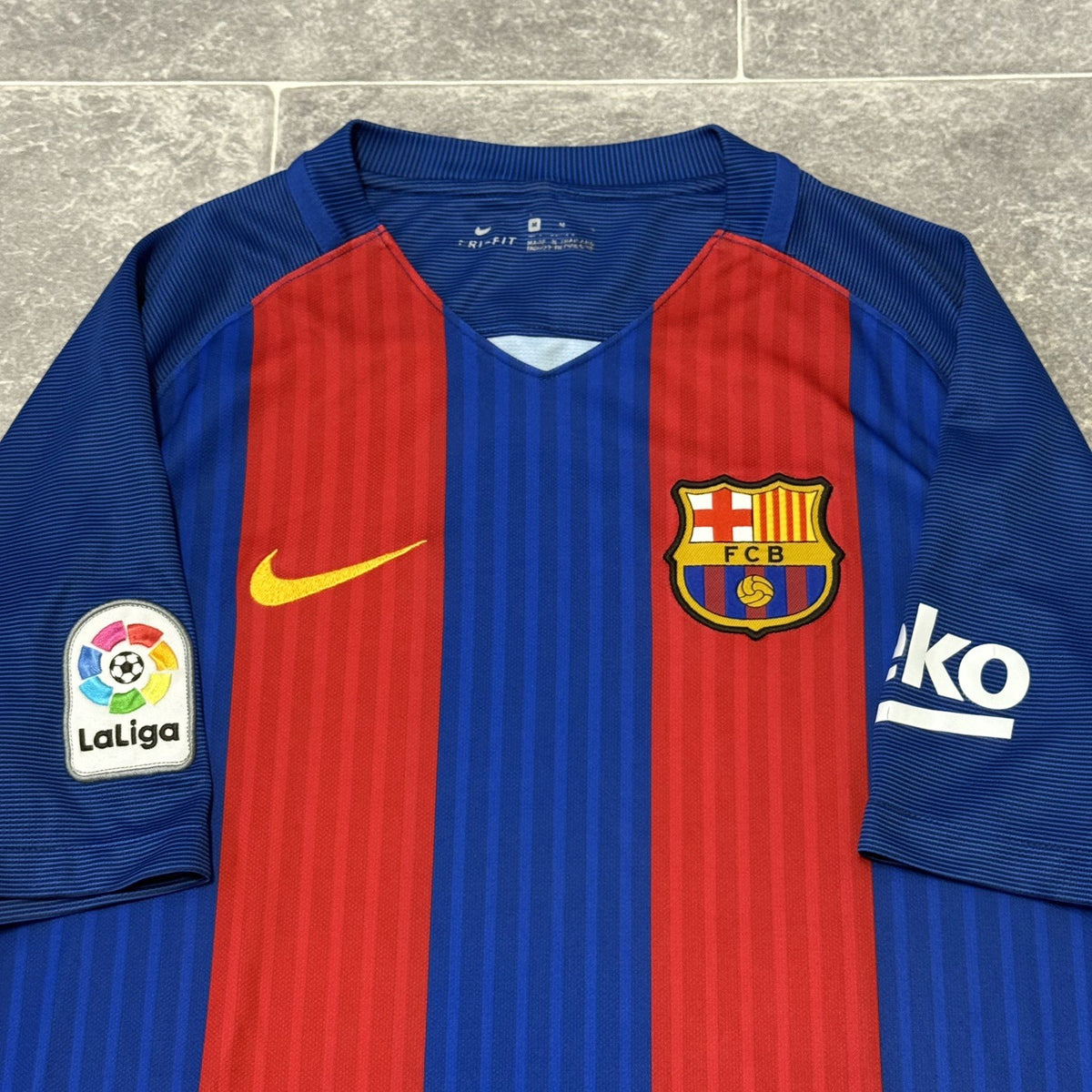 Barcelona Football Shirt Jersey 2016/17 Home (M) Medium Adults