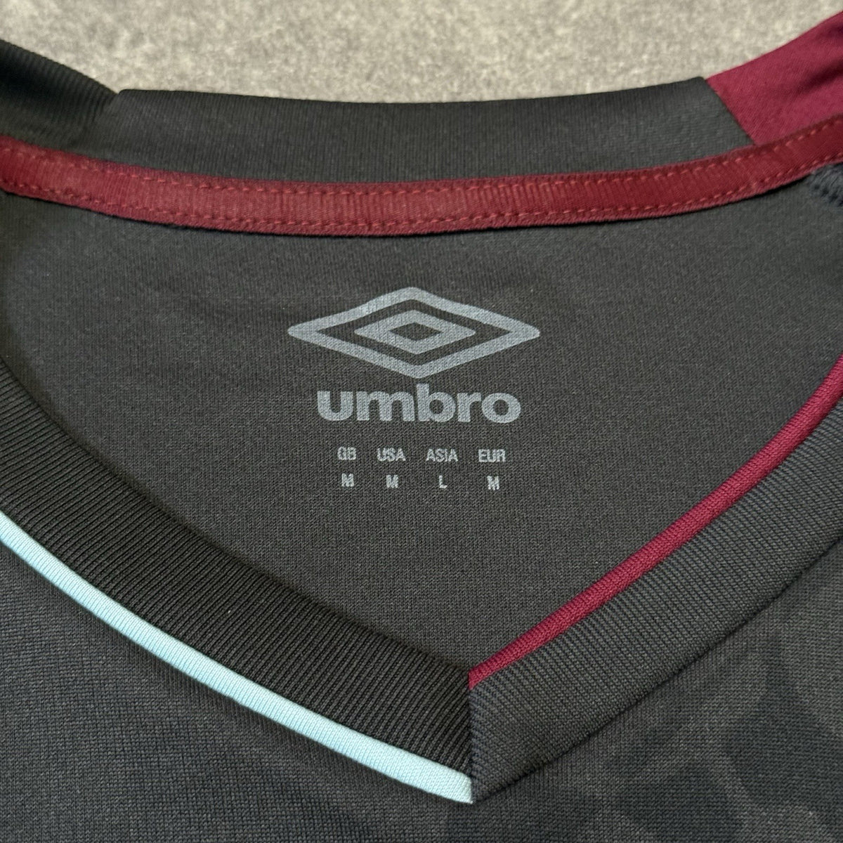 Burnley Away Football Shirt 2020/21 Men’s  Medium Umbro