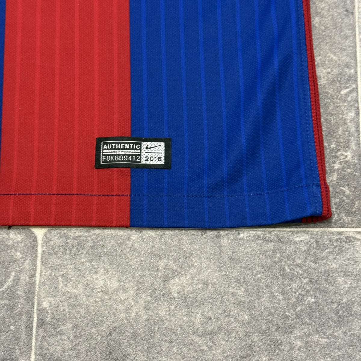 Barcelona Football Shirt Jersey 2016/17 Home (M) Medium Adults
