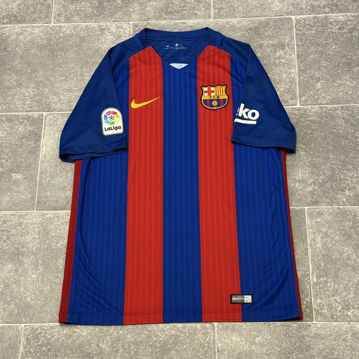 Barcelona Football Shirt Jersey 2016/17 Home (M) Medium Adults