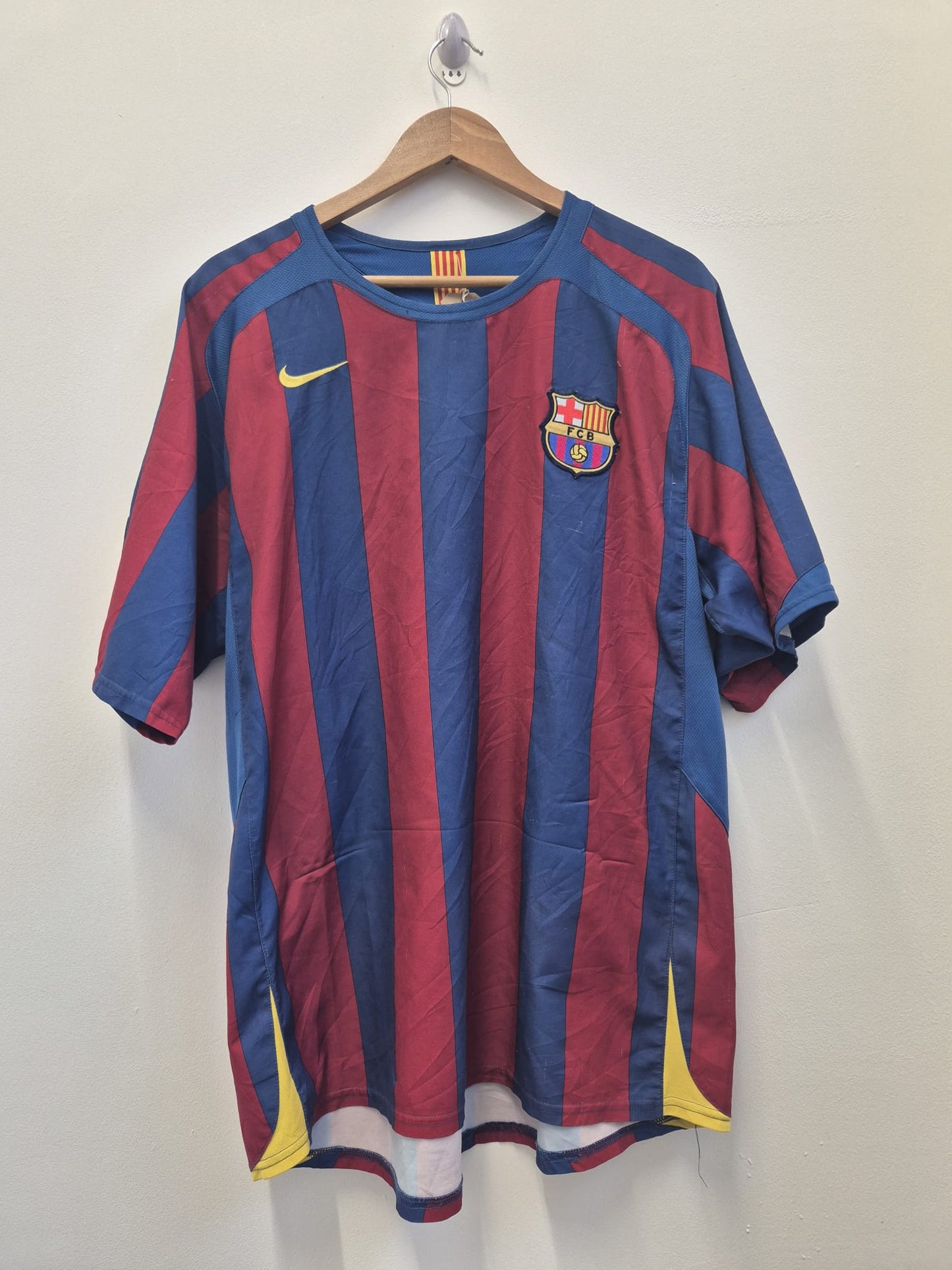 Barcelona 2005/06 'Ronaldinho' Home Shirt Large