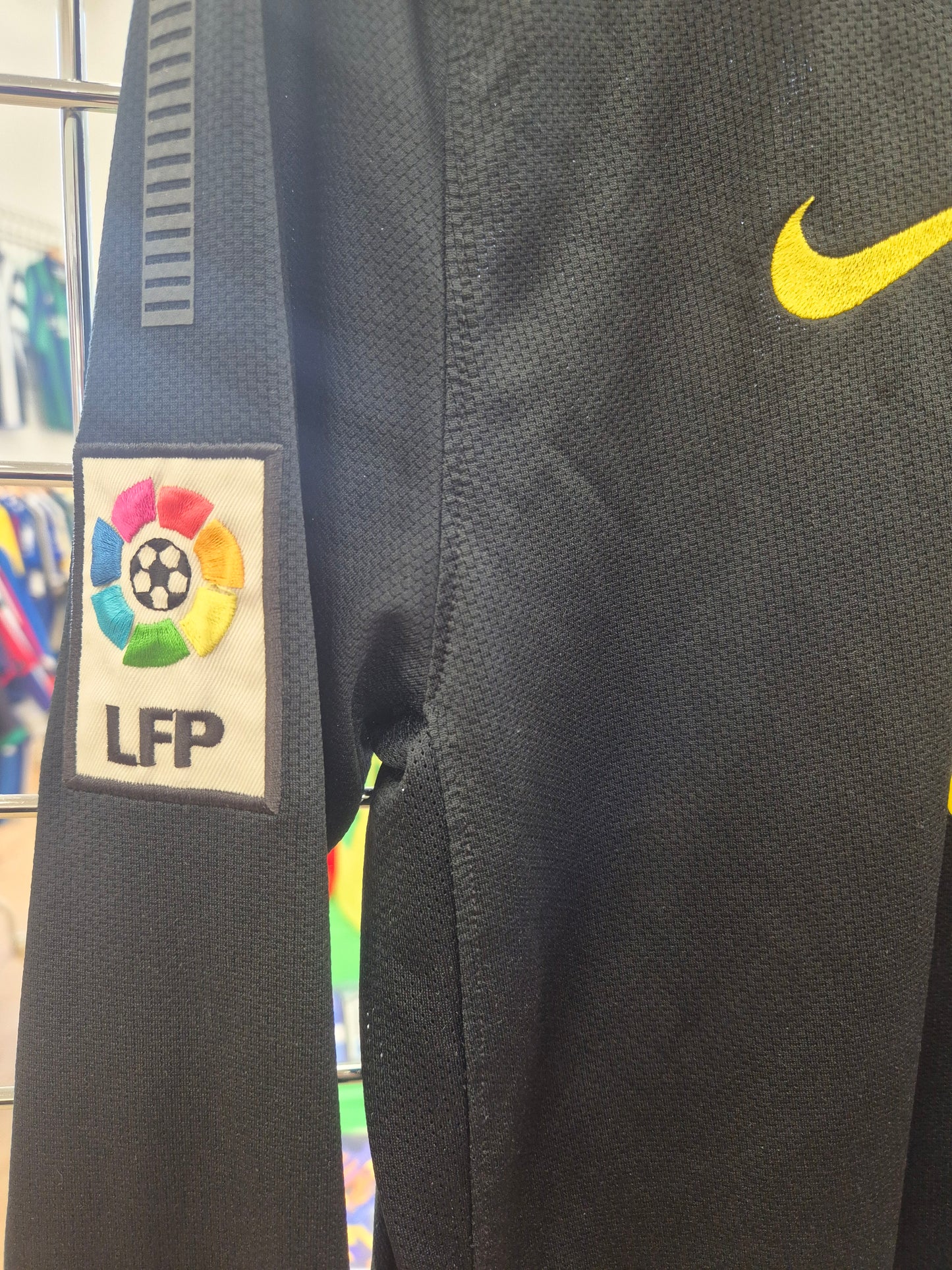 Barcelona 2011/12 Away Shirt Large