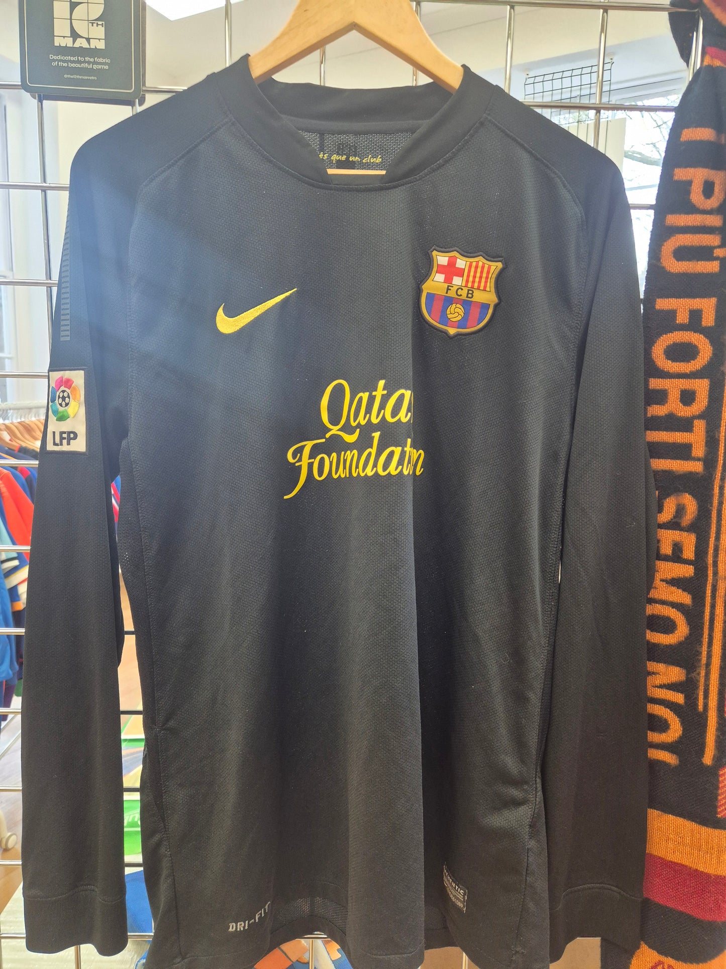 Barcelona 2011/12 Away Shirt Large