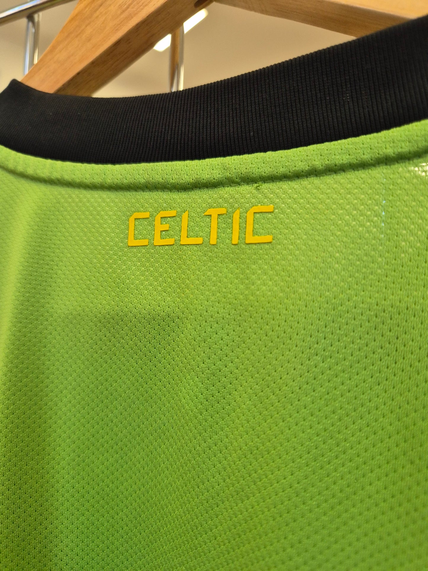 Celtic 2010/11 Away Shirt Medium