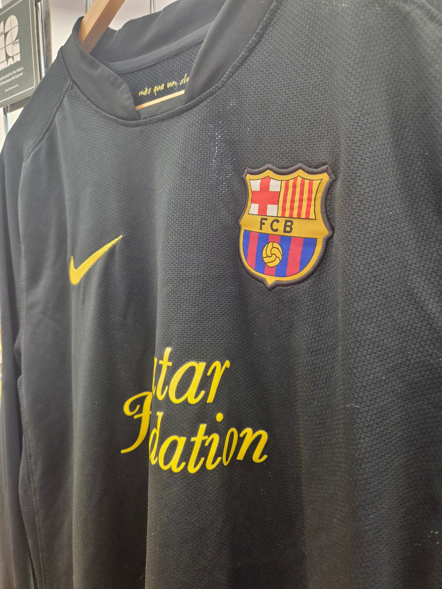 Barcelona 2011/12 Away Shirt Large