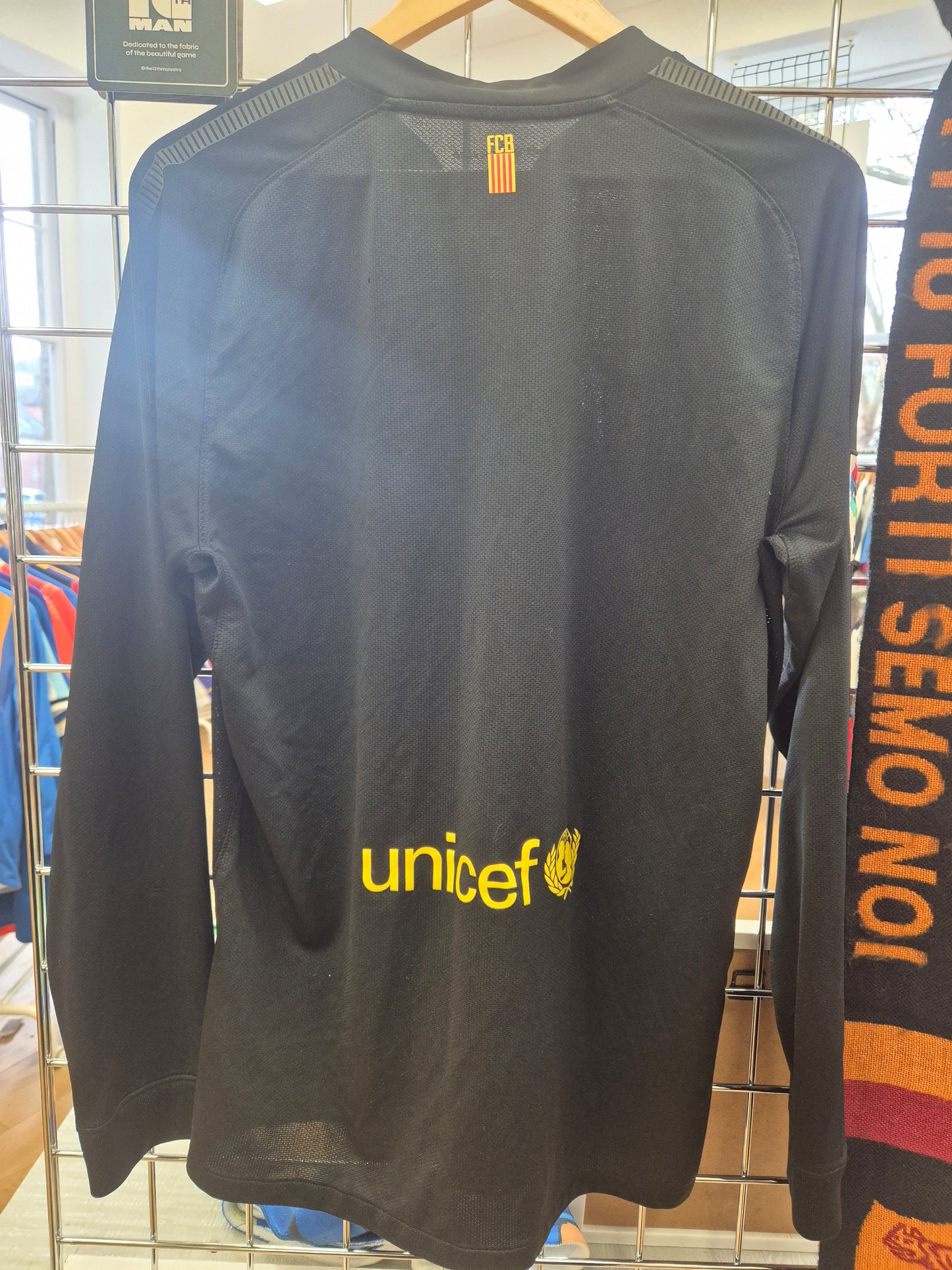 Barcelona 2011/12 Away Shirt Large